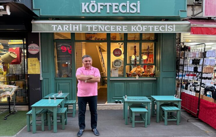 Franchise işletmecisi Tayfun Küçüktüzüner, açılışla ilgili yaptığı açıklamada şu ifadelere yer verdi: “Pendik’te bu markayı temsil etmekten büyük gurur duyuyorum. Tarihi Tencere Köftecisi, sadece bir köfte markası değil; aynı zamanda Türk mutfağının köklü değerlerini koruyarak geleceğe taşıyan bir lezzet hareketi. Kaliteli ürün, güler yüzlü hizmet ve hijyenik ortam ilkelerimizle Pendik halkına unutulmaz bir deneyim sunmayı amaçlıyoruz.” Dedi Haber Görseli.