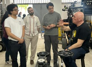 Görüntü dünyasının tecrübeli isimlerinden Ege Deniz Ellidokuzoğlu, teknolojik kamera aksesuarlarının mutfağında geleceğin sinemacılarıyla bir araya geldi. Cinetechno Grip ev sahipliğinde düzenlenen eğitimde Ellidokuzoğlu; hem kendi kurduğu 59academy hem de TÜRSAV Vakfı bünyesindeki öğrencilerine, set ortamında fark yaratan yeni nesil grip ekipmanlarını ve teknolojik aksesuarları uygulamalı olarak tanıttı.