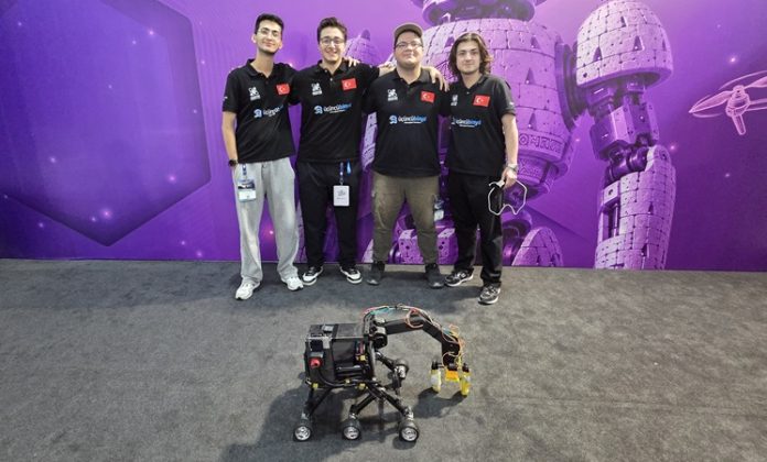 İstinye Üniversitesi Quantum Robotics Takımı TEKNOFEST Robolig’den Ödülle Döndü Mehmet Kaan Sönmez Türkiye’nin teknoloji ve inovasyon hamlesinde en önemli duraklardan biri olan TEKNOFEST, genç yeteneklerin başarılarına ev sahipliği yapmaya devam ediyor. Şanlıurfa’da düzenlenen TEKNOFEST organizasyonu kapsamında gerçekleşen TEKNOFEST Robolig Yarışması, bu yıl da Türkiye’nin dört bir yanından gelen iddalı mühendislik ve robotik ekiplerinin mücadelesine sahne oldu. Konulu bir haber görseli.